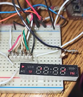 Aufbau mit Breadboard, Drähten und 7-Segment-Display