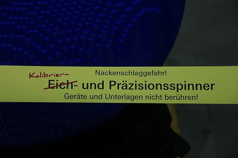 Warnschild auf einem blauen Gerät