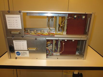Zwei Gehäuse mit aufgebauten Netzteilen und Platinen