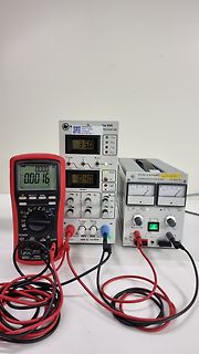 Messaufbau mit Multimeter, Stromversorgung und Lastwiderstand