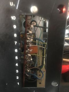 Innenansicht eines elektronischen Geräts mit Steckleiste