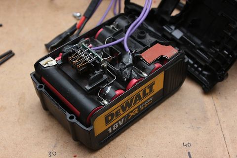 Geöffneter DeWalt 18V Li-Ion Akku