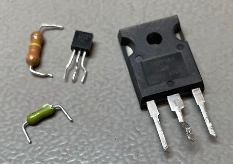 Verschiedene elektronische Bauteile auf Untergrund