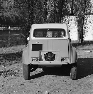Rückansicht eines kleinen Oldtimer-Fahrzeugs