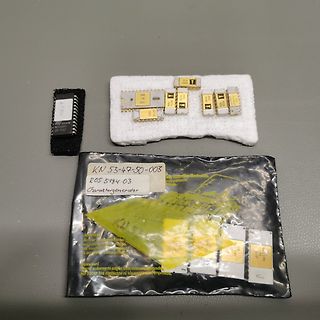 Elektronikbauteile und beschrifteter Beutel