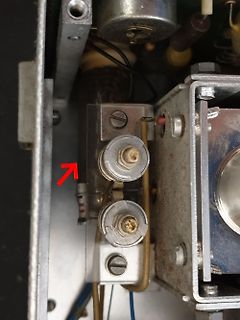 Nahaufnahme von elektrischen Anschlüssen und Bauteilen