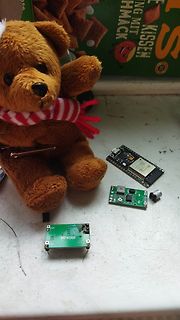 Platinen und Teddybär auf Tisch