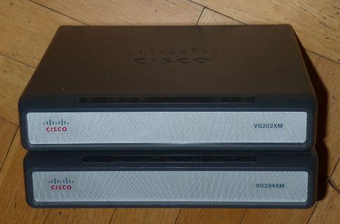 Zwei Cisco VG202XM und VG204XM Voice Gateways
