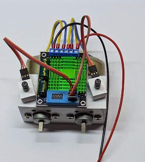 Elektronik-Aufbau mit Leiterplatte und Verkabelung