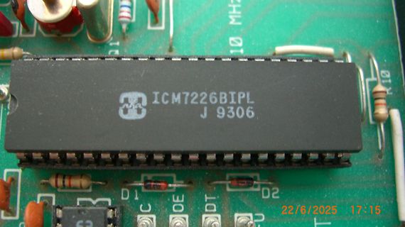 Nahaufnahme eines Mikrocontrollers auf einer Leiterplatte