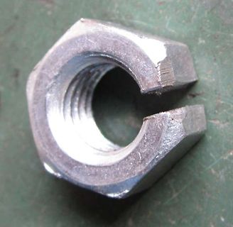 Metallmutter mit Schlitz