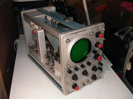 Geöffnetes Vintage-Oszilloskop Typ 515A