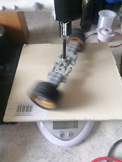 Rotierendes Modell eines Fahrzeugs auf einer Waage