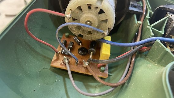 Innenansicht eines Geräts mit Platine und Kabeln