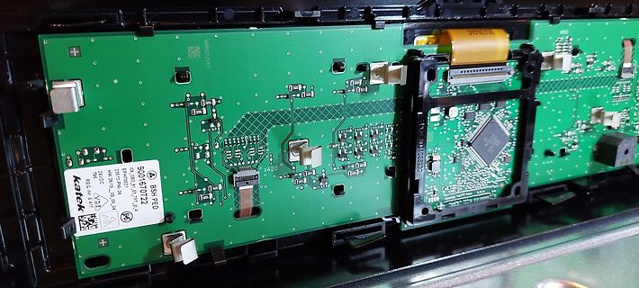 Grüne Leiterplatte mit elektronischen Bauteilen