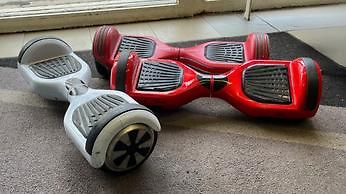 Drei Hoverboards auf einem Teppich