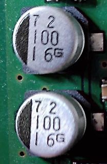 Nahaufnahme von zwei Elektrolytkondensatoren auf einer Leiterplatte