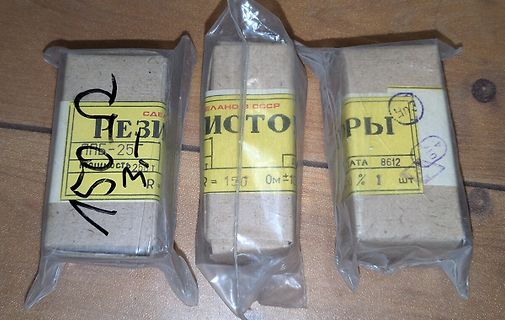 Drei verpackte Blöcke mit kyrillischer Beschriftung