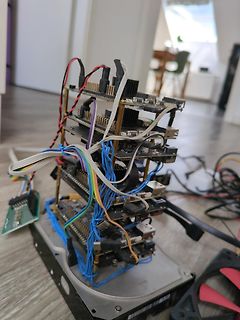 Aufgestapelte Raspberry Pi Cluster mit Verkabelung