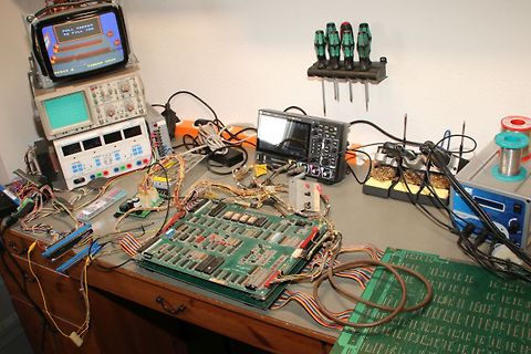 Elektronik-Messplatz mit Oszilloskop, Platinen und Messgeräten