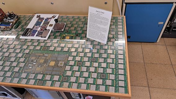 Ausstellungsstück eines Titanium Desks mit Leiterplatten-Layout