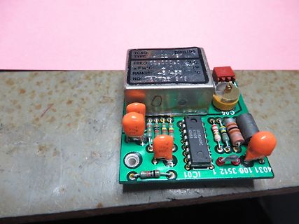 Leiterplatte mit Bauteilen und Philips TCXO