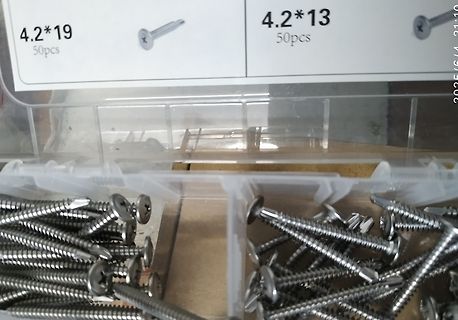 Schrauben in einer Sortierbox