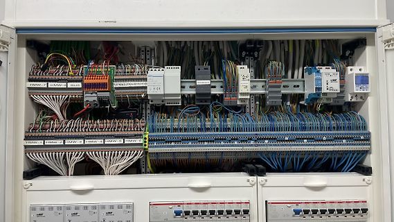 Offener Schaltschrank mit Verdrahtung und Komponenten