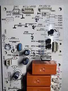 Foto einer Leiterplatte mit elektronischen Bauteilen