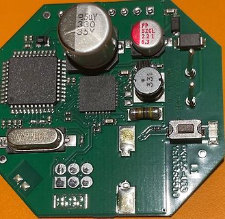 Nahaufnahme einer Leiterplatte mit elektronischen Bauteilen