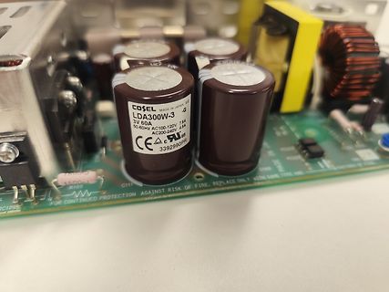 Nahaufnahme von Elektrolytkondensatoren auf einer Leiterplatte