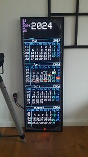 Abfotografierter Kalender auf einem LED-Display