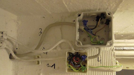 Elektroinstallation mit Abzweigdosen und Kabeln