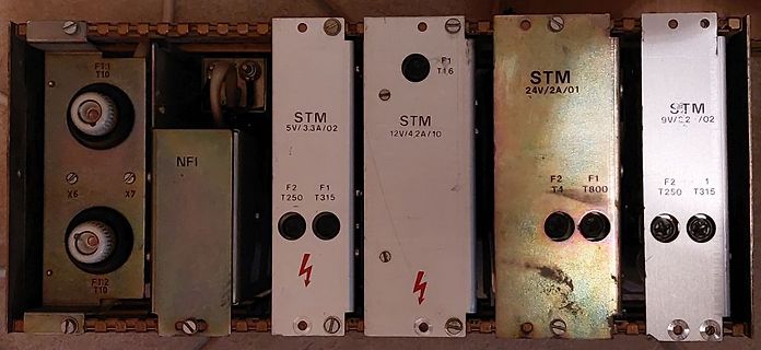 Mehrere STM Netzteilelemente in einem Gehäuse
