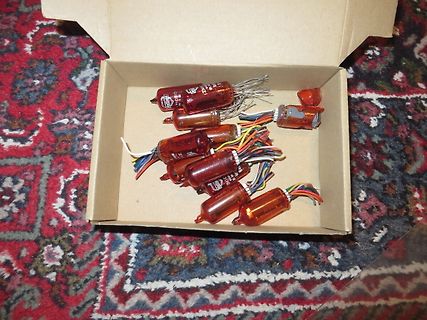 Mehrere orangefarbene Bauteile in einer Schachtel