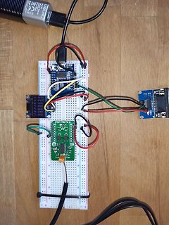 Aufbau mit Breadboard, Mikrocontroller und Sensoren