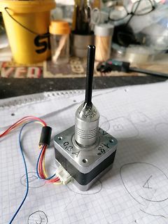 Schrittmotor mit Kabeln auf Millimeterpapier