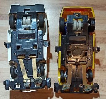 Unterseiten zweier Spielzeugautos