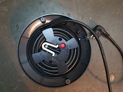 Aufgewickeltes Netzkabel in einer Kunststoffhalterung