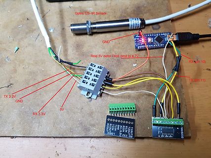 Elektronik-Aufbau mit Sensor, Mikrocontroller und RS232-Modul