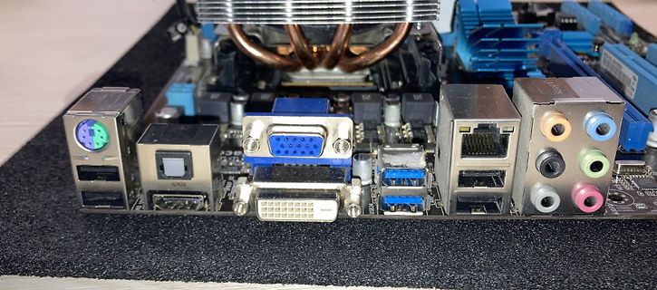 Rückansicht der Anschlüsse eines Mainboards