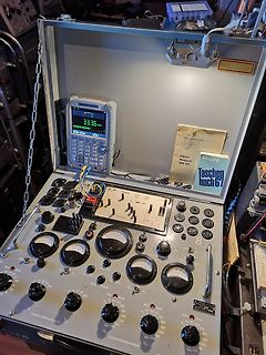Altes Labornetzteil mit Multimeter und Messinstrumenten