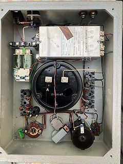Innenansicht eines Gehäuses mit elektrischen Komponenten