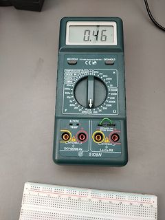 Multimeter auf einem Tisch