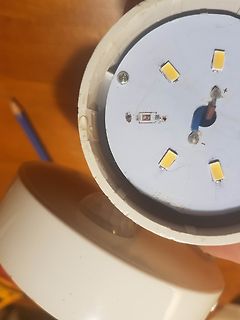 Geöffnetes LED-Leuchtmittel mit sichtbarer Platine