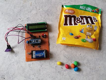 Aufbau mit Mikrocontroller, LCD und M&M's Packung
