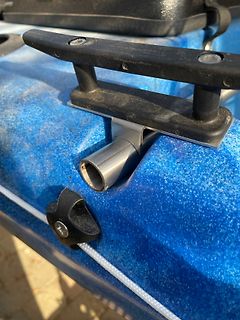 Detail eines blauen Kajaks mit Halterung
