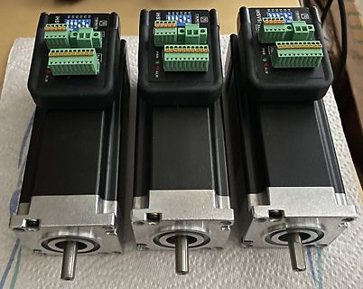 Drei Servomotoren mit Anschlussmodulen