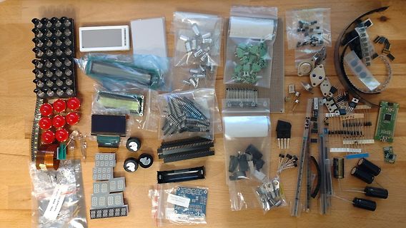 Verschiedene elektronische Bauteile und Komponenten auf Holzuntergrund