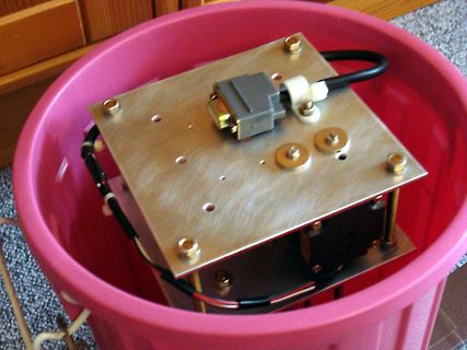 Elektronikaufbau in einem rosa Eimer
